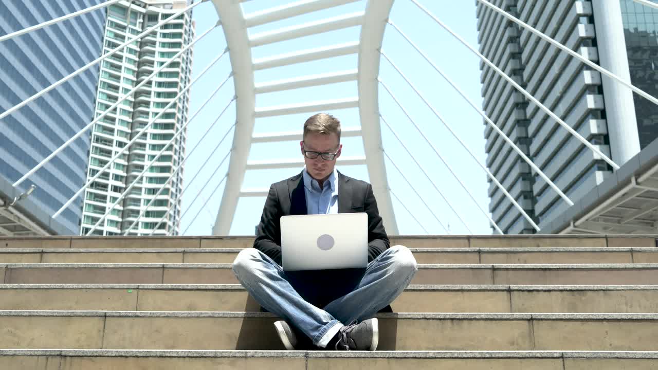 Download Stock Video Man Working On A Computer In The Stree Animated Wallpaper