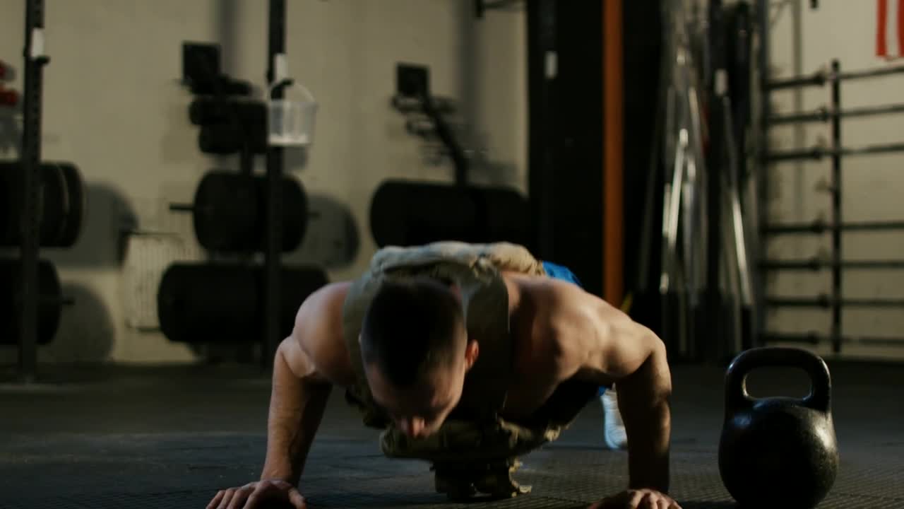 Download Stock Video Muscular Man Doing Push Ups In The Gym Live Wallpaper