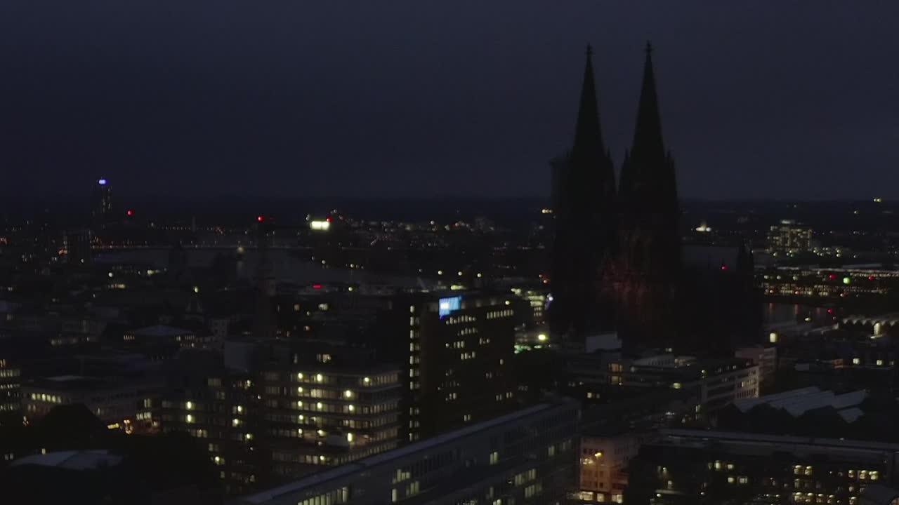 Download Stock Video Night Flight In A German City With A Cathedral Live Wallpaper