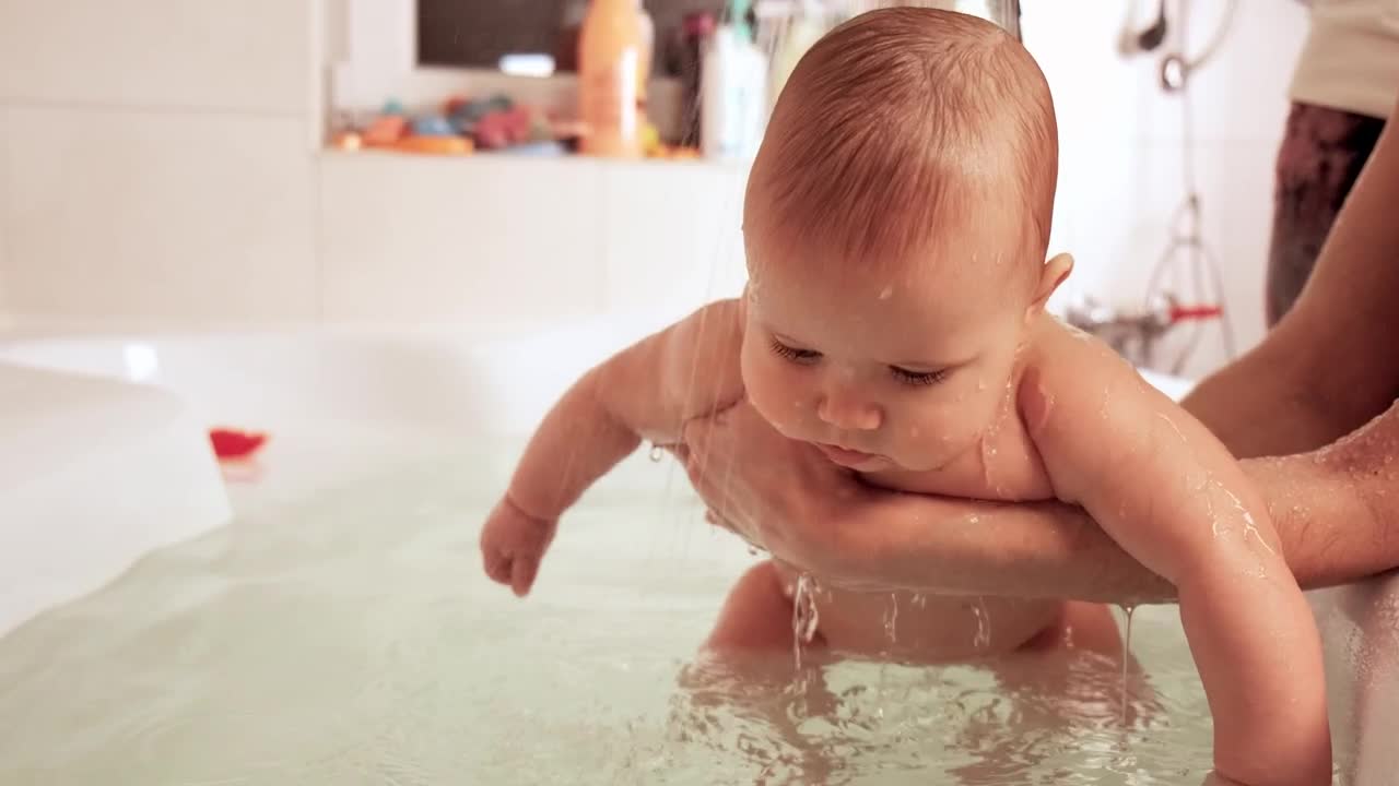 Download Stock Video Parents Bathing Their Baby In The Tub Live Wallpaper