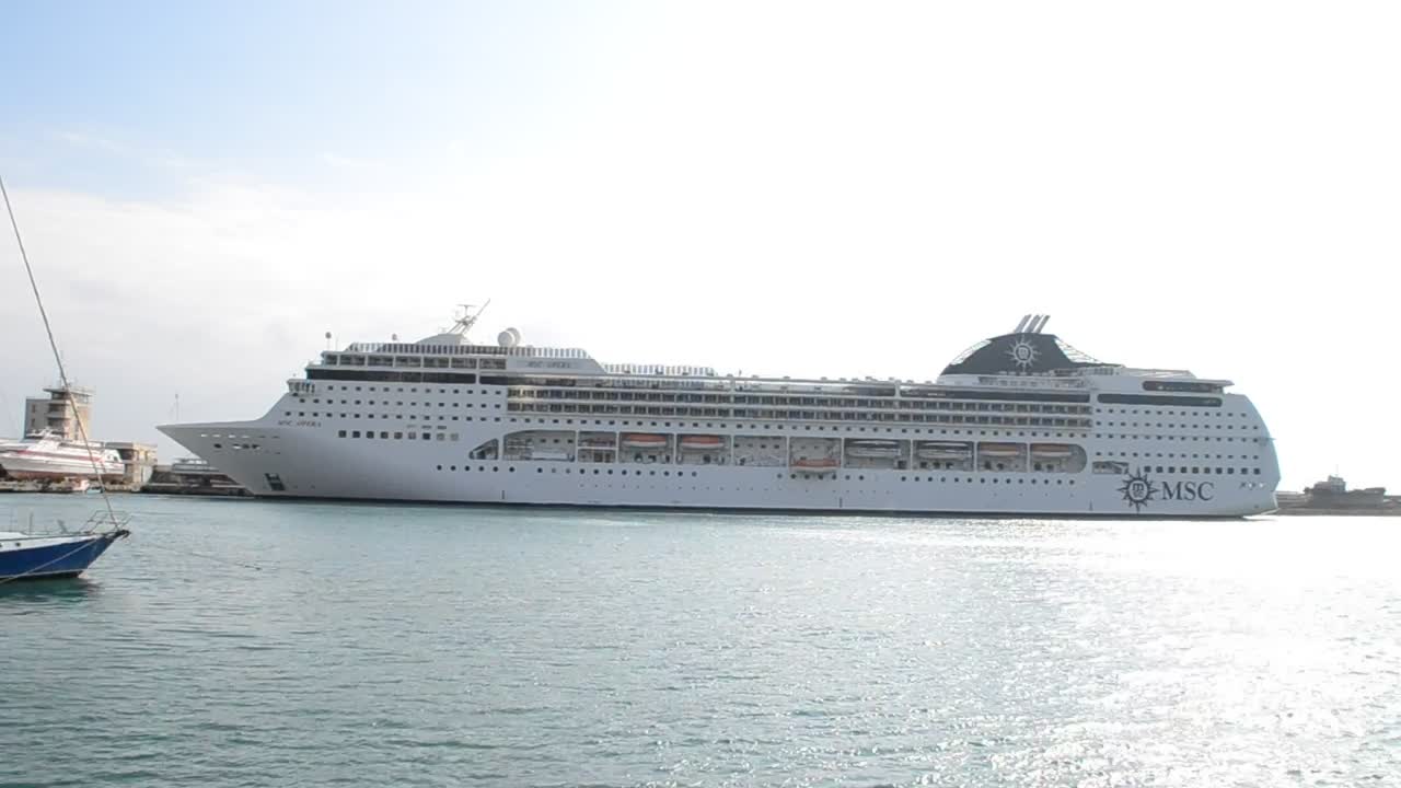 Download Stock Video Passenger Ship Before Departure Live Wallpaper