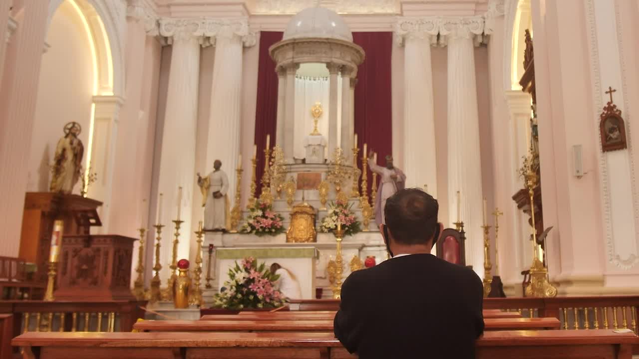 Download Video Stock Person Praying In Front Of An Altar Inside A Church Live Wallpaper Free