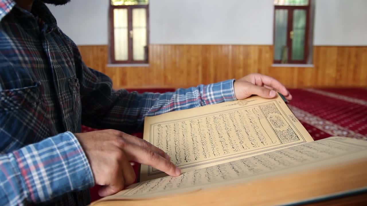 Download Video Stock Person Reading The Quran Inside A Mosque Live Wallpaper Free