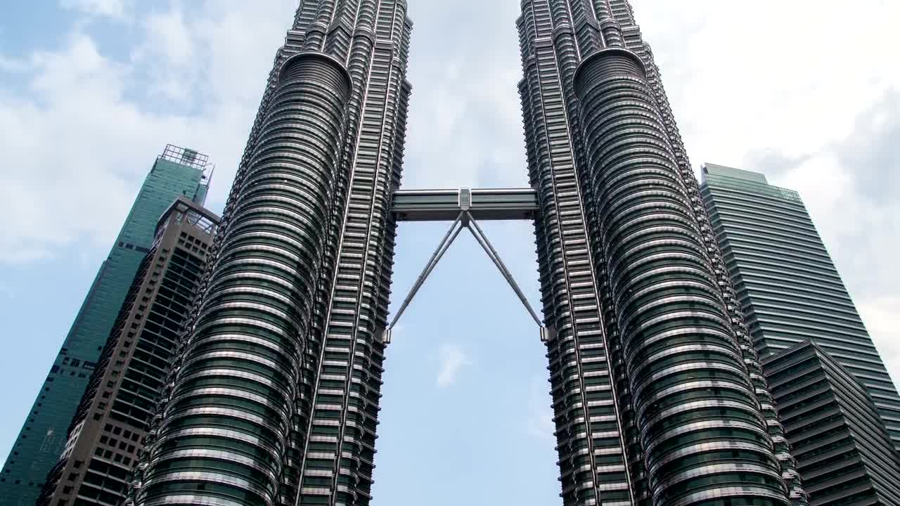 Download Video Stock Petronas Twin Towers In Daylight Live Wallpaper Free