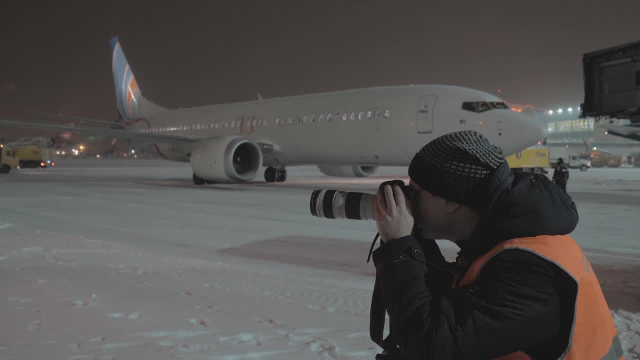 Download Video Stock Photographer At An Airport Live Wallpaper Free