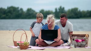 Download Video Stock Picnic At The Beach With A Laptop Live Wallpaper Free