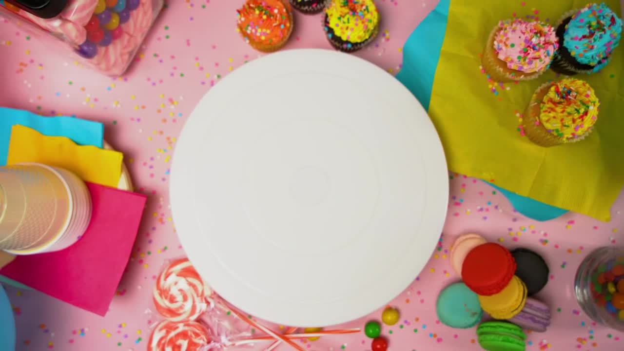 Download Video Stock Placing A Cake In The Center Of A Party Table Live Wallpaper Free