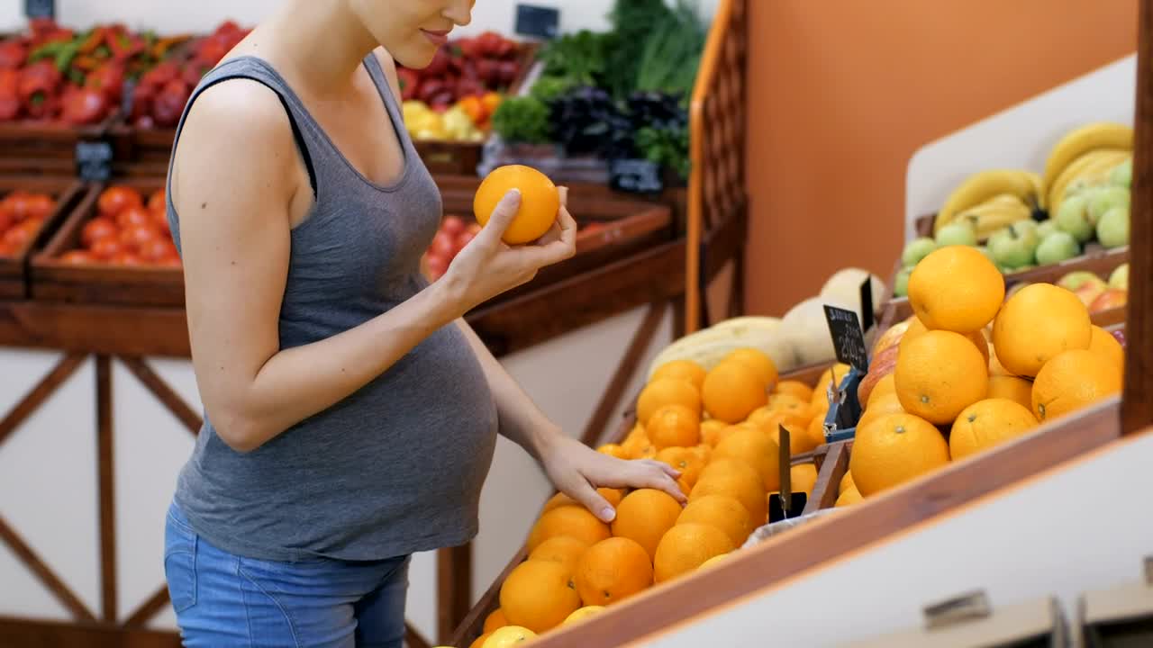 Download Video Stock Pregnant Woman Buying Fresh Oranges At The Market Live Wallpaper Free