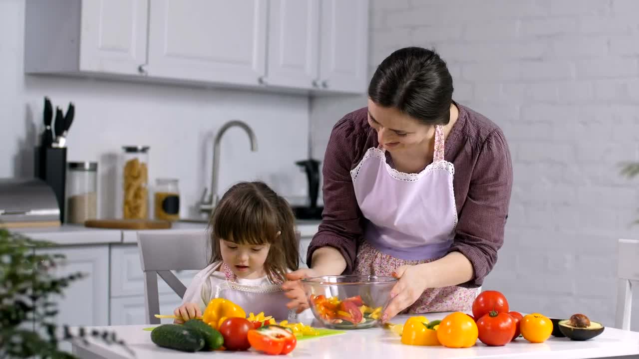 Download Video Stock Preparing Salad With Her Daughter Live Wallpaper Free