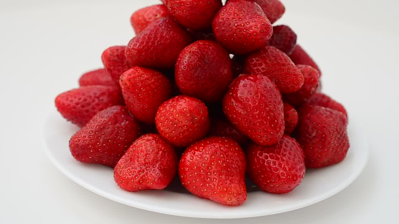 Download Video Stock Presentation Of Strawberries On A Spinning Dish Live Wallpaper Free