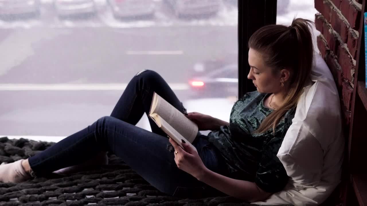 Download Video Stock Reading A Book In A City Apartment Live Wallpaper Free