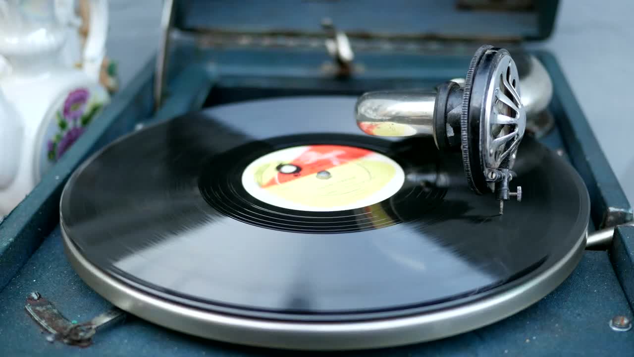 Download Video Stock Record Spinning On An Old Turntable Live Wallpaper Free