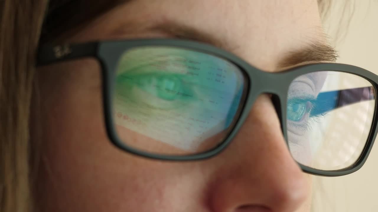 Download Free Stock Video Reflection Of A Screen In Glasses Live Wallpaper