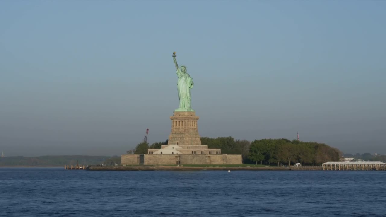 Download Free Stock Video Sailing By The Statue Of Liberty Live Wallpaper