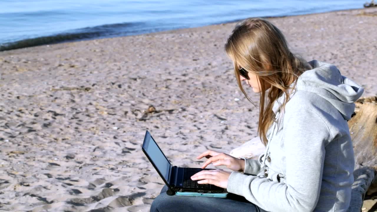 Download Free Stock Video Sending Emails From The Beach Live Wallpaper