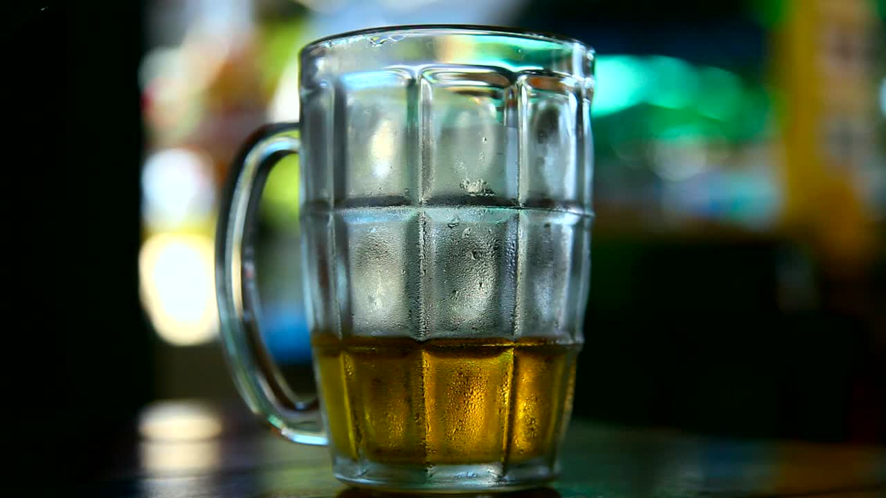 Download Free Stock Video Serving Cold Beer In The Glass Live Wallpaper