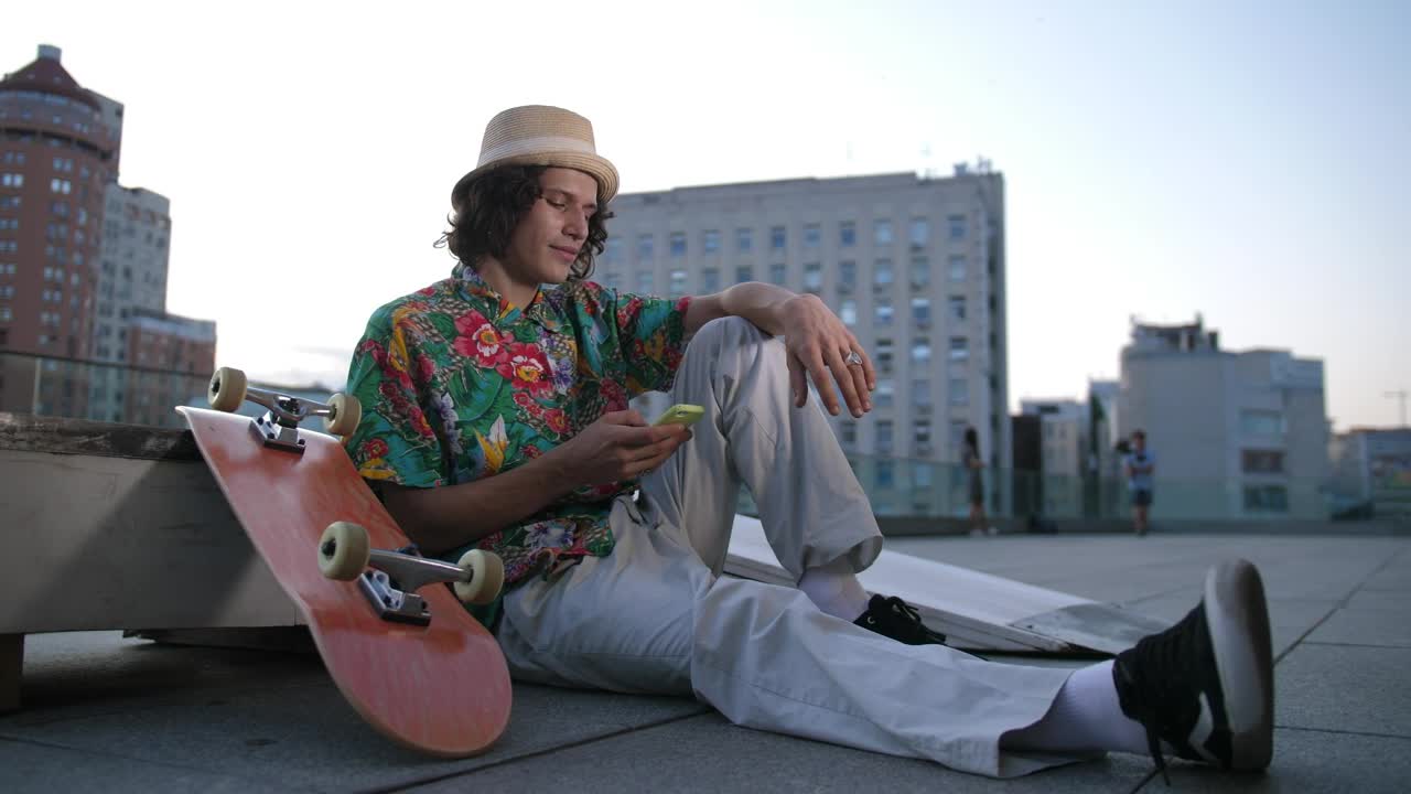 Download Free Video Stock Skater Relaxing In The City Live Wallpaper