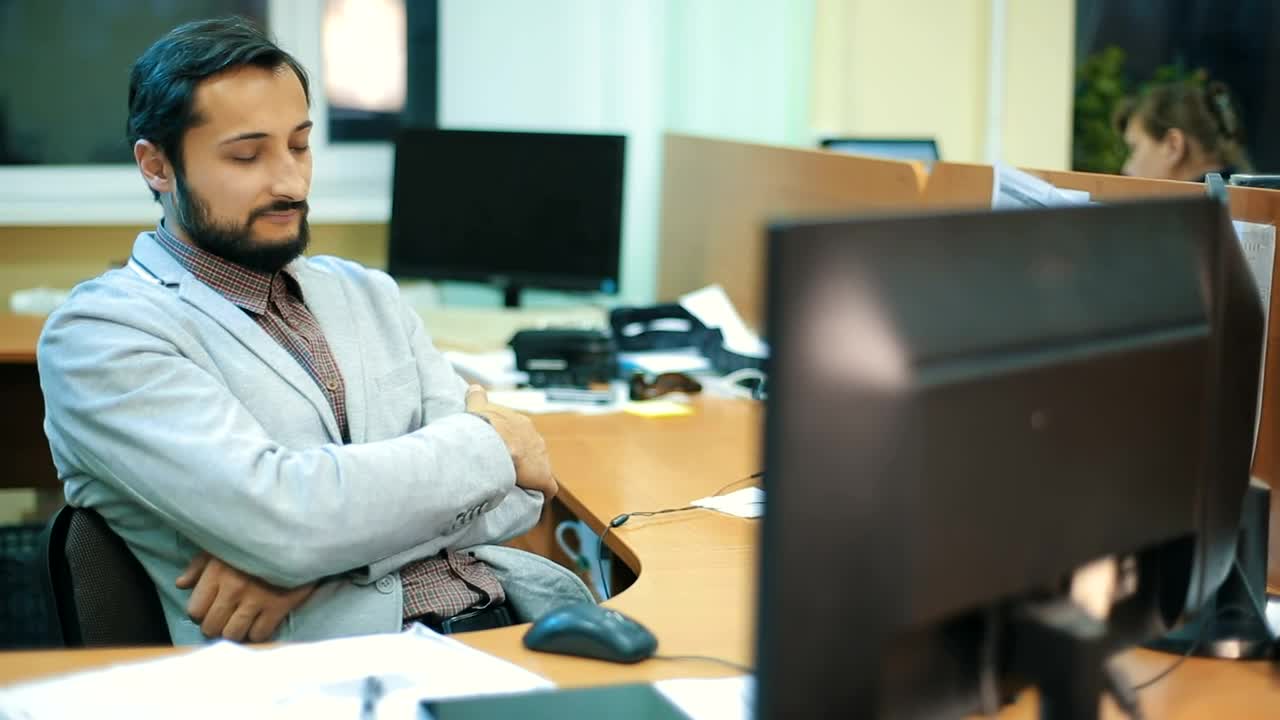 Download Free Video Stock Sleepy Man During Working Hours In The Office Live Wallpaper