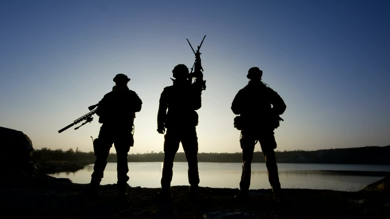 Download Free Video Stock Soldier Silhouettes Posing With Guns In The Sunset Live Wallpaper