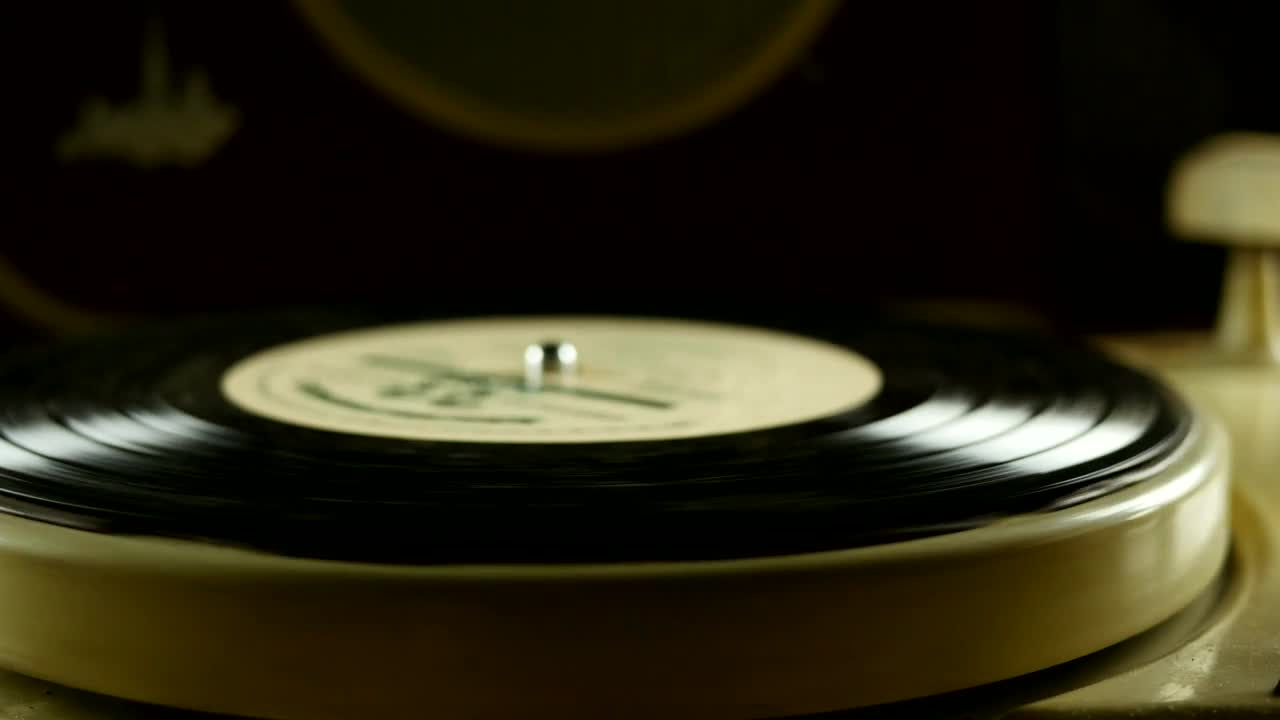 Download Free Video Stock Spinning Vinyl On A Vintage Turntable Live Wallpaper