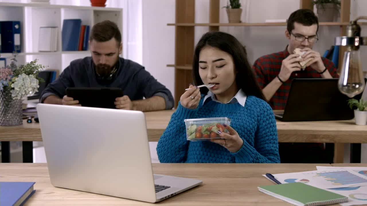 Download Free Video Stock Staff Eating At Their Desk Live Wallpaper