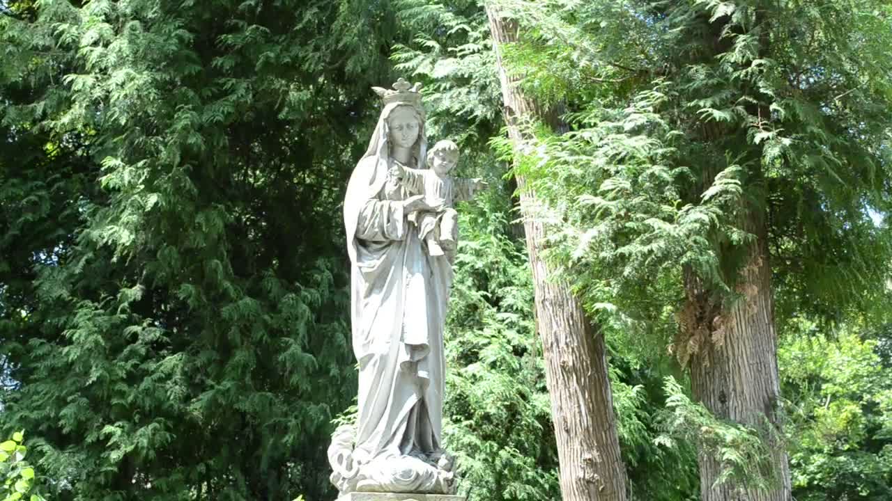 Download Free Video Stock Statue Of A Woman And Infant In A Graveyard Live Wallpaper