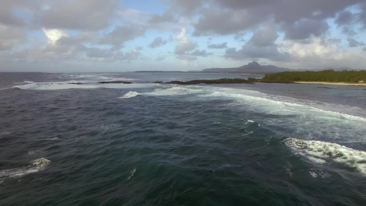 Download Free Video Stock Storm Heading Towards An Island Live Wallpaper