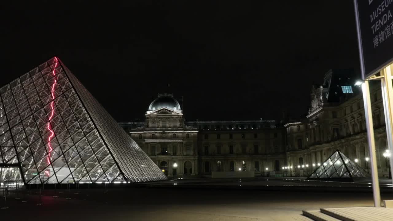 Download Free Video Stock the louvre at night Live Wallpaper