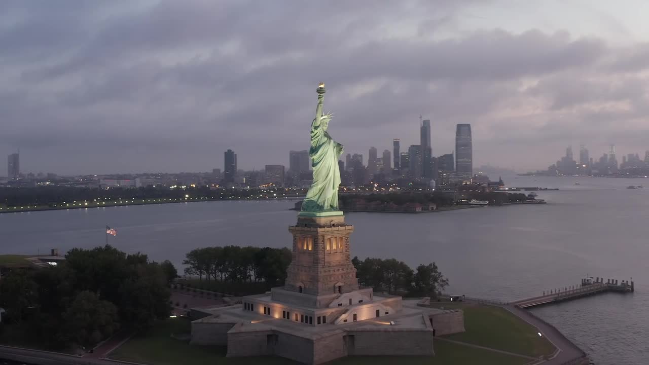 Download Free Video Stock the statue of liberty aerial spinning shot Live Wallpaper