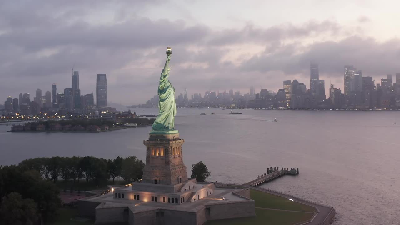 Download Free Video Stock the statue of liberty and the city behind Live Wallpaper