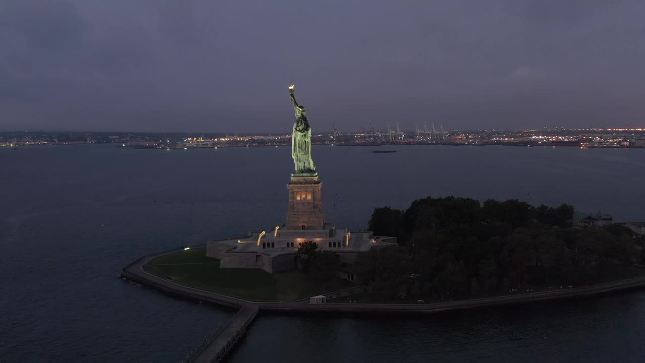 Download Free Video Stock the statue of liberty at night Live Wallpaper