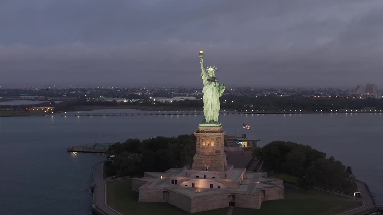 Download Free Video Stock the statue of liberty seen from the front Live Wallpaper