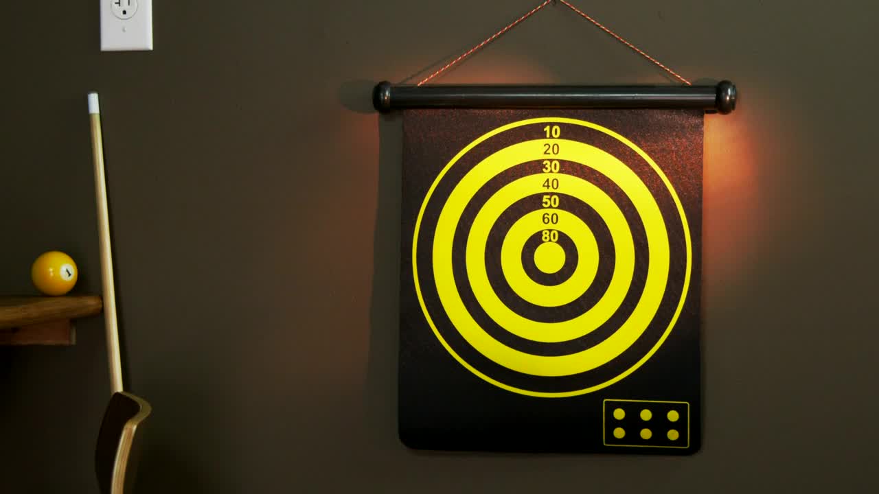 Download Free Video Stock throwing darts at a target Live Wallpaper