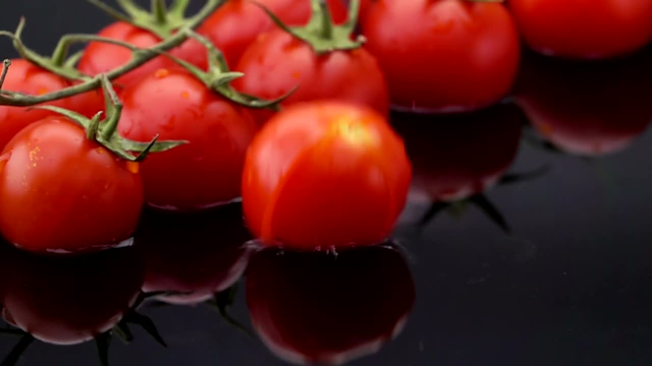 Download Free Video Stock tomato slices falling into water Live Wallpaper