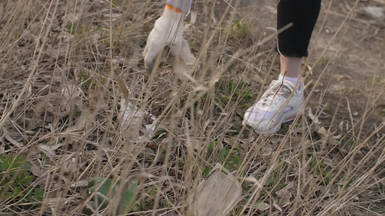 Download Free Stock Video Volunteer Picking Up Trash From The Grass Live Wallpaper