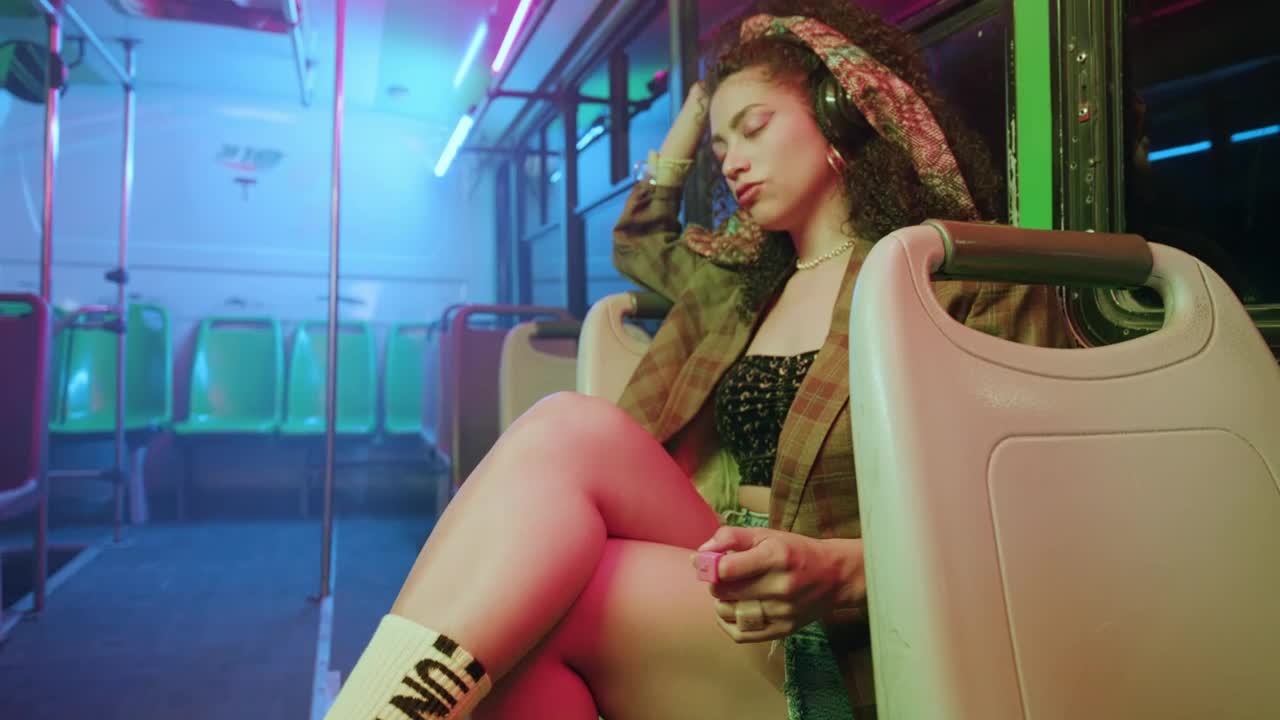 Download Free Stock Video Urban Fashion Model On The Bus Live Wallpaper