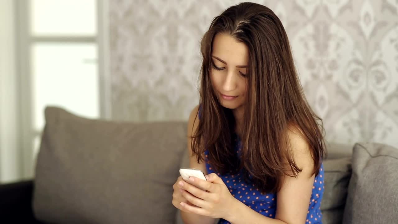 Download Free Stock Video Young Woman Texting With Her Smartphone Live Wallpaper