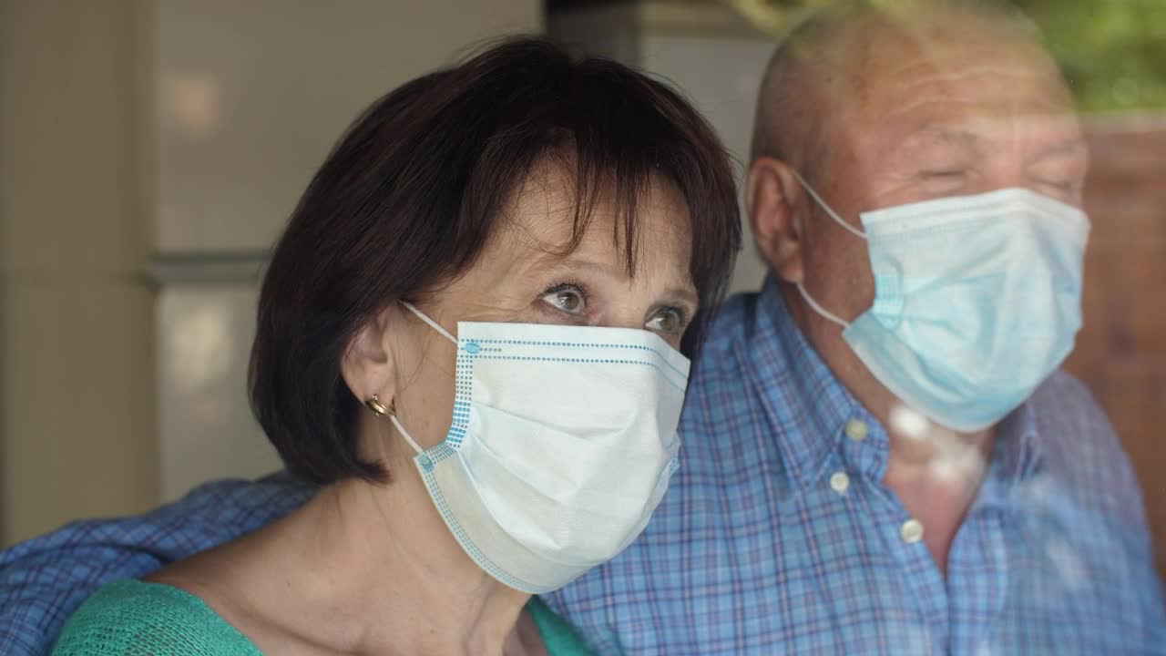 Download Free Stock Video Worried Couple Wearing Facemasks Live Wallpaper