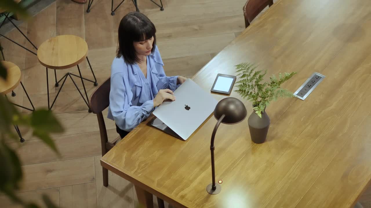 Download Free Stock Video Woman Working At The Office Live Wallpaper