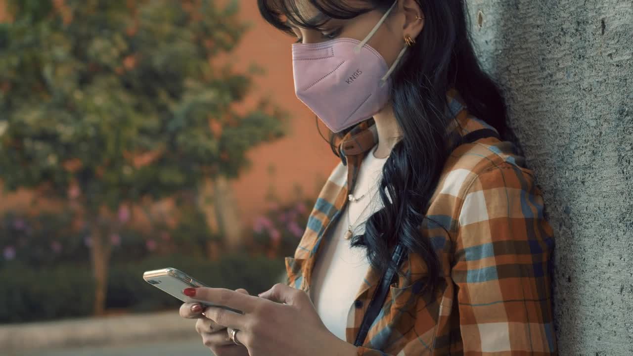 Download Free Stock Video Woman With Face Mask While Texting Live Wallpaper