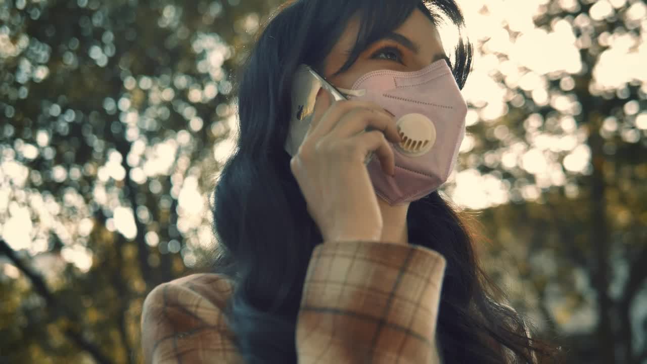 Download Free Stock Video Woman With Face Mask Talking On The Phone Live Wallpaper