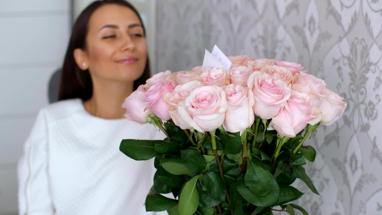 Download Free Stock Video Woman Reads The Note On Her Bouquet Live Wallpaper