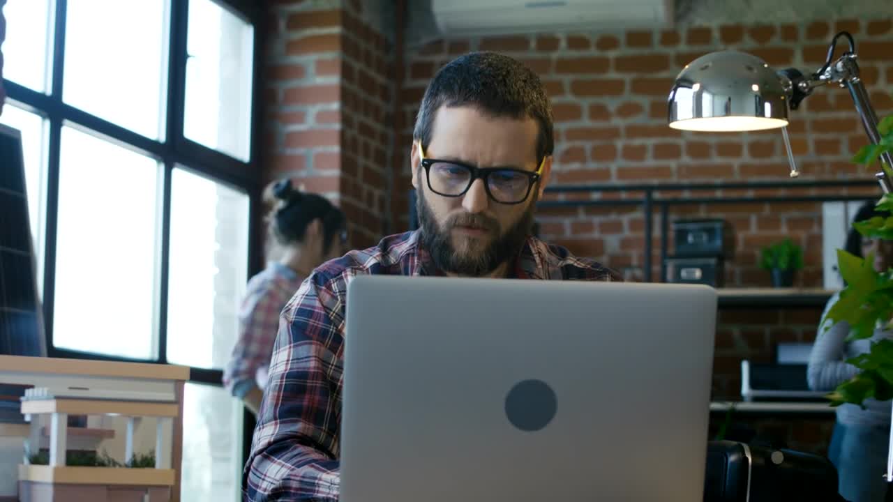 Download   Stock Footage Upset Man Announcing Bad News To Coworkers Live Wallpaper