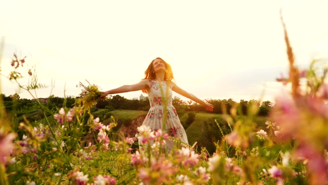 Download Stock Footage Woman With Bouquet Spinning In The Hill Live Wallpaper Free