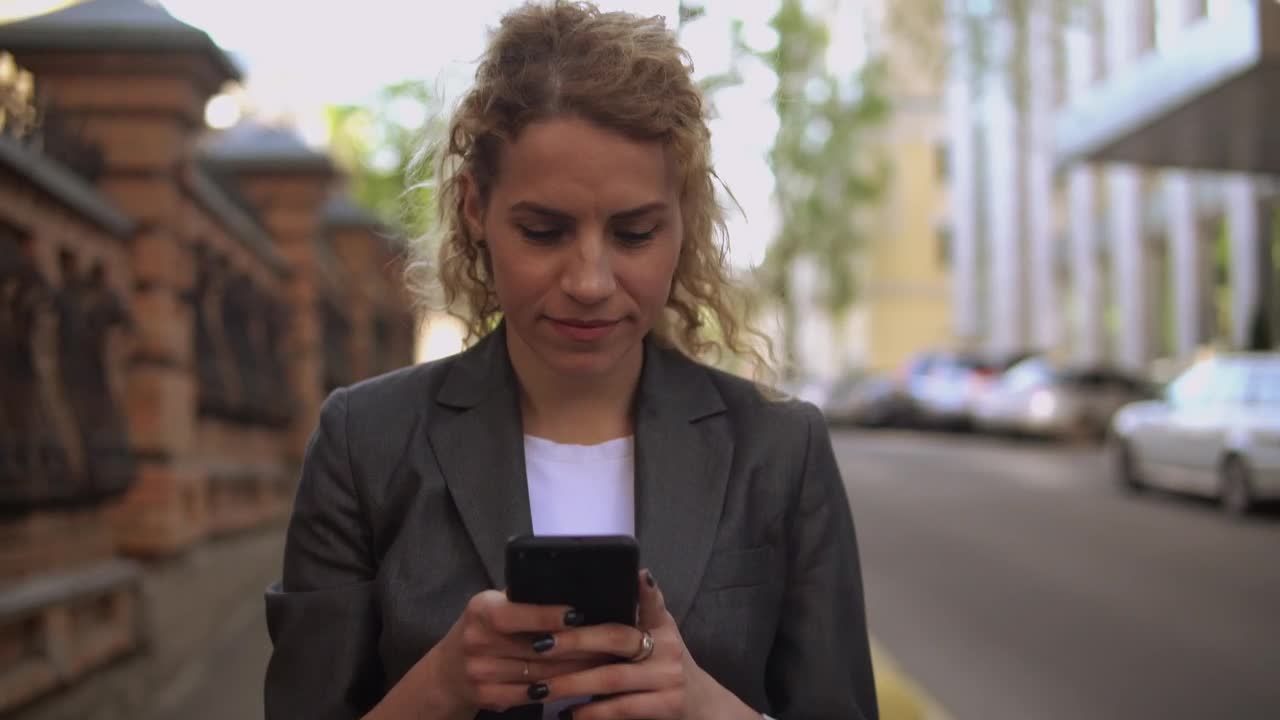 Download Stock Footage Woman Texting On The Street Live Wallpaper Free