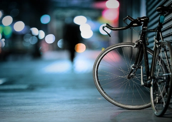 Bạn yêu thích xe đạp và muốn có một bức hình nền độc đáo dành cho màn hình rộng của mình? Đây chính là lựa chọn hoàn hảo cho bạn. Bức hình này với hình ảnh xe đạp siêu bắt mắt sẽ khiến bạn cảm thấy sảng khoái và thoải mái trong từng chuyến đi.